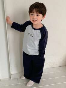 DAZY 两件套幼儿男童圆领撞色插肩袖T恤和裤子家居服套装 - 彩色 - 查看 5