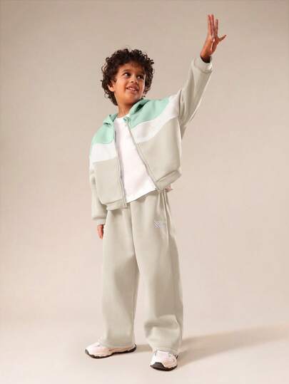  Bộ áo hoodie phối màu SUMWON gồm áo khoác và quần jogger cùng màu, thích hợp cho sinh hoạt hàng ngày, nghỉ dưỡng.