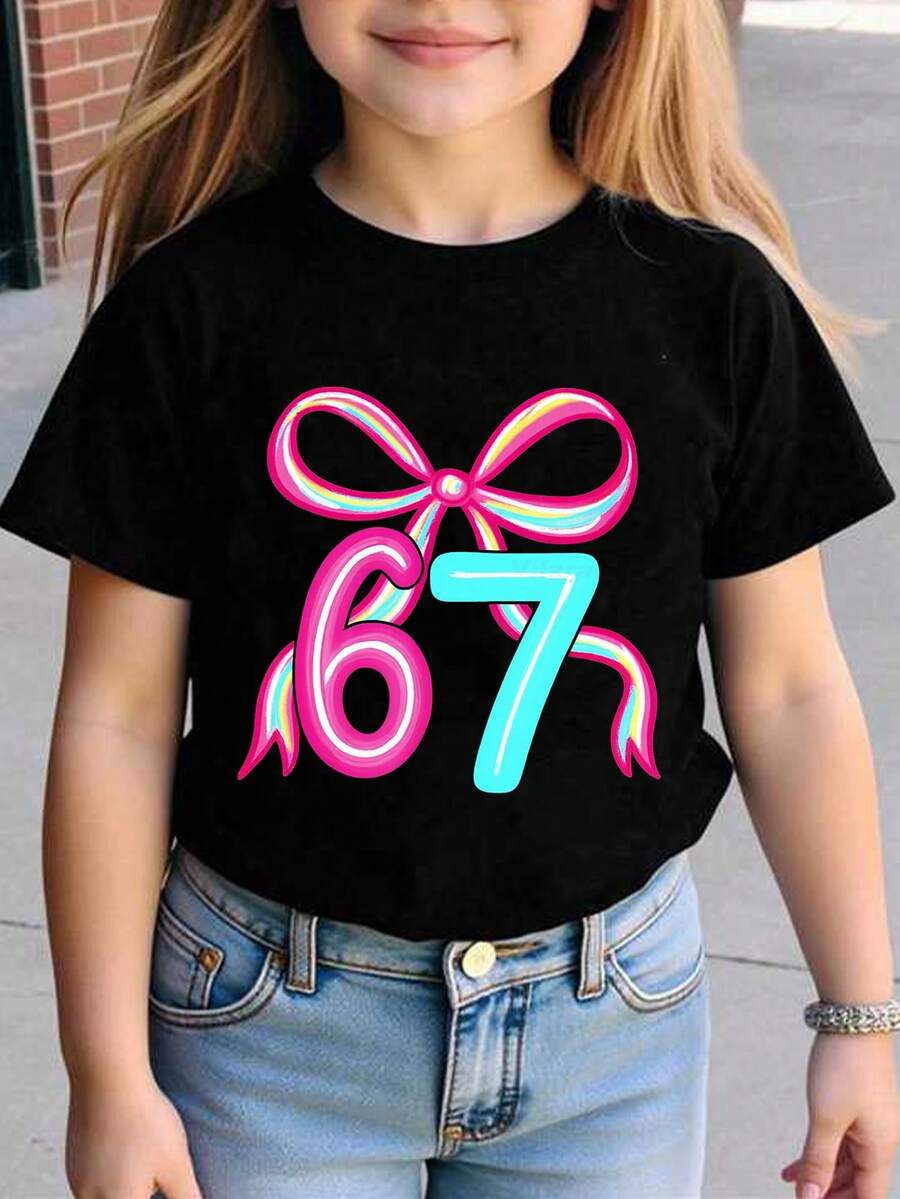 这款休闲时尚舒适简约百搭的短袖T恤,饰有可爱蝴蝶结和“67”图案,适合夏季户外、运动和上学穿着。 - 黑色 - 查看 1