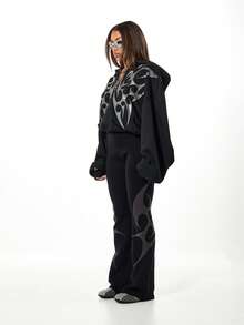 SUMWON WOMEN 宽松廓形拉链连帽衫，饰有抽象印花和金属孔眼细节，适合秋冬休闲街头服饰。 - 黑色 - 查看 5