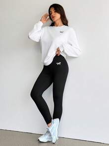 SHEIN Tall 两件套休闲宽松圆领卫衣和紧身打底裤，蝴蝶结Logo，街头风，复古风，返校季，秋季女式休闲套装，秋冬装，校园服，乡村风，嘻哈风，街头风，运动，健身，健身房 - 黑與白 - 查看 4