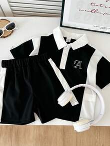 SHEIN Explorewe 2件套男童活力运动黑白拼接短袖polo衫和拼接彩色运动短裤，主体为黑色，领口、门襟和侧边拼接白色面料，胸前饰有白色字母A图案，翻领设计配两颗白色纽扣，简约运动风格，适合所有季节，适合日常玩耍、郊游、慢跑等。 - 黑色 - 查看 6