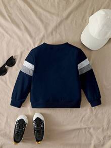 SHEIN Genkimix Kids 这款男童休闲运动街头风可爱恐龙印花拼接卫衣，适合日常穿着、上学、外出、运动以及春夏季节穿着。它为男孩提供了多种搭配选择，增加了组合的多样性。整体设计简约大方，穿着舒适时尚。 - 彩色 - 查看 2