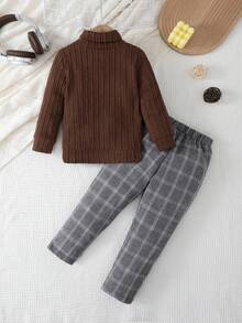 SHEIN Vintaside Kids Bộ trang phục thường ngày 2 món cho bé trai, áo len gân đen + quần kẻ caro, kết hợp với giày thể thao trắng, khoe vẻ dễ thương và phong cách! Chiếc áo đen cổ điển mang đến chiều sâu và sức sống. Kết hợp với quần kẻ caro xám thời trang, tổng thể vừa giản dị vừa tinh tế. Chỉ cần xỏ chân vào giày thể thao trắng, bé sẽ dễ dàng tạo nên hình ảnh bé trai năng động và tràn đầy sức sống, cho phép bé thể hiện cá tính độc đáo của mình một cách vui vẻ! - Nhiều màu - Xem 2