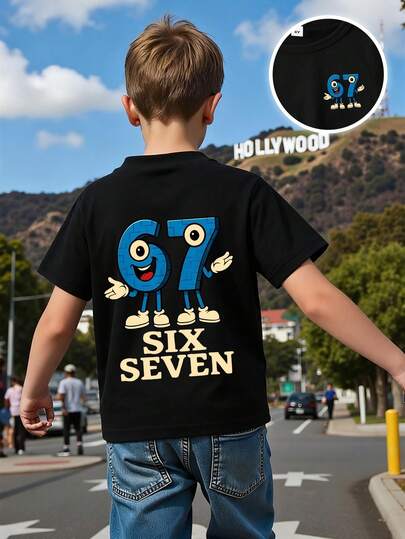 Ung pojke, trendig och rolig t-shirt med siffror och bokstäver, rund hals och kortärmad, lämplig för utomhusbruk på sommaren.