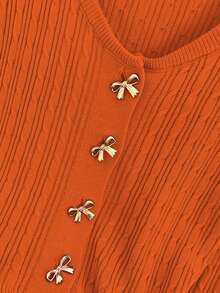 GlowEve 秋冬新款优雅时尚简约大气镂空圆领长袖荷叶边下摆口袋金属蝴蝶结纽扣扭结纹理女式毛衣 - 橘色 - 查看 4