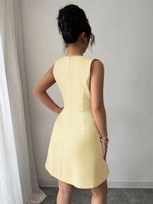 Elenzga 女士优雅休闲度假通勤纯色交叉V领双排扣金属纽扣褶裥A字无袖迷你连衣裙，春夏款 - 淡黃色 - 查看 2