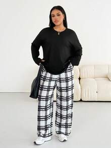 SHEIN Essnce Conjunto de dos piezas de mujer talla grande de moda casual de otoño/invierno, cómodo y suelto, básico y versátil, estilizante, con blusa de manga larga negra y pantalones anchos a cuadros, ropa de primavera, estilo sencillo - Blanco y Negro - Ver 2