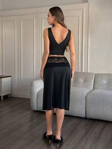 SHEIN Conjunto de ropa de dormir para mujer con camiseta de tirantes de encaje con escote en V y minifalda de encaje calada - Negro - Ver 2