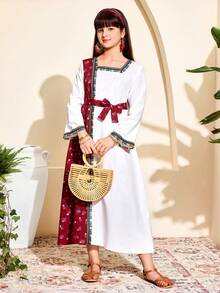 Vestido tradicional árabe para meninas, longo, em cor lisa com estampa floral, detalhe de franjas, gola quadrada, mangas compridas, acompanha cinto, ideal para férias. - Borgonha - Ver 7