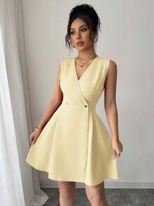 Elenzga 女士优雅休闲度假通勤纯色交叉V领双排扣金属纽扣褶裥A字无袖迷你连衣裙，春夏款 - 淡黃色 - 查看 4