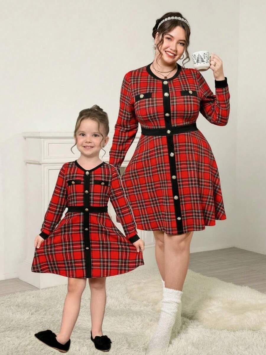 SHEIN Essnce 大码女童针织格子撞色修身连衣裙,千鸟格印花纽扣前开襟连衣裙,母女亲子装,圣诞节、日常穿着皆宜,可爱、优雅、休闲,红色连衣裙,圣诞新年套装 - 紅色 - 查看 1