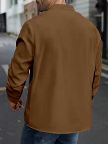 Manfinity Homme Kemeja Kasual Pria Ukuran Besar dengan Kancing Setengah, Musim Gugur - Coklat - View 2
