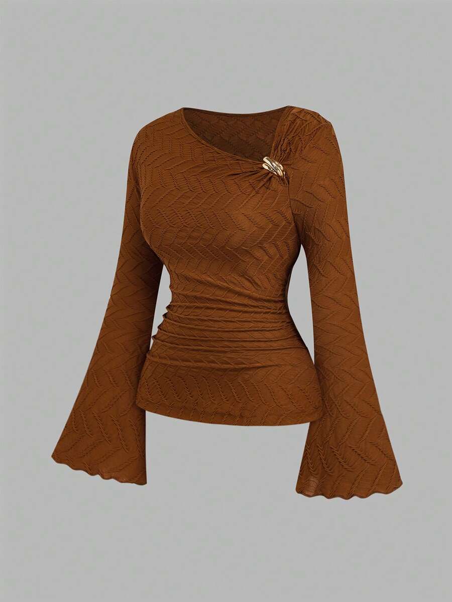 SHEIN Elenzya Áo thun tay dài cổ bất đối xứng cỡ lớn dành cho nữ, trang trí nút vàng hồng 3D - màu nâu - Xem 1