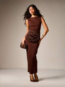 AiiRZ فستان نسائي بني بدون أكمام مع تجاعيد على الجانب، طول متوسط، أنيق بياقة قارب، ضيق للجسم، لحفلات المساء، رسمي، خريف وشتاء - قهوة بني - مشاهدة 1