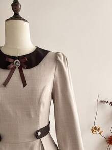 Vintamour 复古经典优雅女士连衣裙，秋冬修身撞色翻领连衣裙，蝴蝶结长袖连衣裙，卡其色连衣裙，配腰带和纽扣喇叭裙摆 - 卡其色 - 查看 3