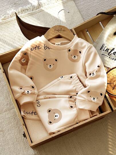 Vintaside Kids Baby Boys' Cartoon Bear Print T-Shirt & Long Sleeve Sweatshirt & Pants Set
This Stylish Countryside-Inspired Set Features A Cute Cartoon Bear Graphic And Playful Letter Details On A Casual T-Shirt And Long Sleeve Sweatshirt, Paired With Comfortable Ribbed Pants In Khaki, Brown, And Coffee Colors. The Relaxed, Loose Fit Ensures Comfort And Versatility, Making It A Wardrobe Essential For Every Season.
Perfect For Casual Outings, Daily Wear, Camping, Family Gatherings, Vacations, And Photoshoots. The Fashionable And Comfy Design Is Ideal For Autumn, Winter, And Spring. Baby Bear Clothes Cartoon Baby Clothes Neutral Baby Clothes Baby Boy Clothes Long Sleeve Mocha Baby Clothes