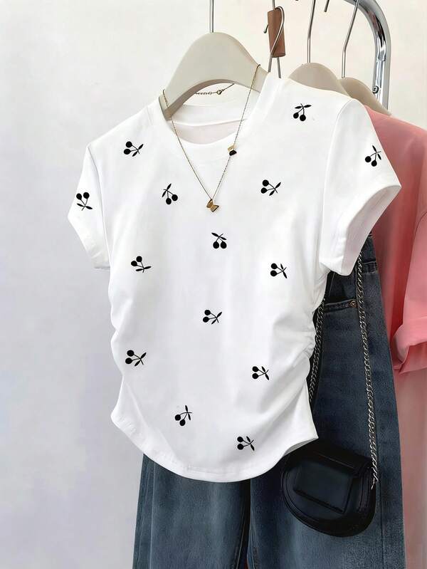 SHEIN Top ajustado con cintura fruncida para salir, estampado de cerezas, top de verano de manga corta para mujeres