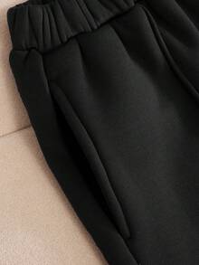 SHEIN 少女秋冬季保暖内衬休闲街头风宽松超大款袋鼠口袋爱心印花套头卫衣搭配褶皱宽松印花运动裤运动套装，返校穿搭 - 黑色 - 查看 7