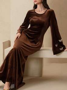 Modelyn 天鹅绒面料圆领收腰长袖优雅蝴蝶装饰连衣裙 - 咖啡棕 - 查看 4