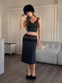 SHEIN Conjunto de ropa de dormir para mujer con camiseta de tirantes de encaje con escote en V y minifalda de encaje calada - Negro - Ver 4