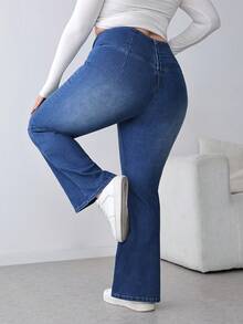 SHEIN PETITE CURVE 秋冬季加大码女式不对称腰身休闲百搭舒适高弹针织蓝色水洗喇叭牛仔裤 - 深色水洗藍 - 查看 3