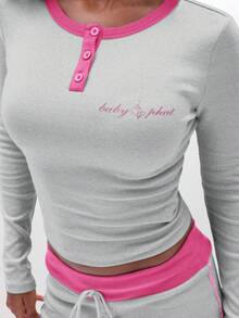 BABYPHAT Áo Henley tay dài gân sọc với viền tương phản màu hồng và khuy cài phía trước, kiểu áo chui đầu ôm dáng thường ngày với họa tiết chữ viết in nổi. - Xám - Xem 7