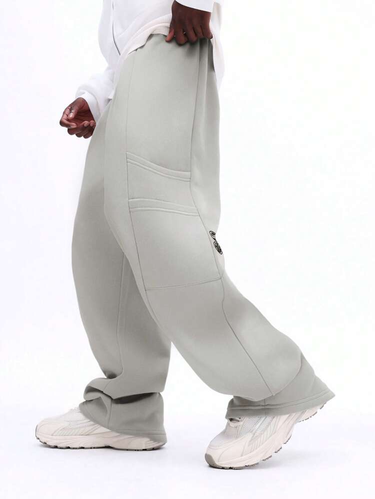 Weit geschnittene, plissierte, bestickte Jogginghose mit Seitentaschen