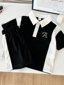 SHEIN Explorewe 2件套男童活力运动黑白拼接短袖polo衫和拼接彩色运动短裤，主体为黑色，领口、门襟和侧边拼接白色面料，胸前饰有白色字母A图案，翻领设计配两颗白色纽扣，简约运动风格，适合所有季节，适合日常玩耍、郊游、慢跑等。 - 黑色 - 查看 4