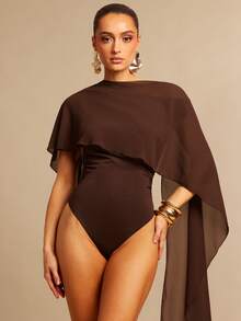 Silquee 这款棕色褶皱连体衣采用修身剪裁和披肩肩设计，是夏季外出活动的完美之选，尽显时尚魅力。无论是闺蜜聚会、春夏派对、情人节、度假、约会、花园派对、野餐、夜生活还是优雅晚宴，它都是理想之选。修身剪裁凸显身材曲线，更添女性魅力。优雅迷人，是情人节的完美之选。泳衣配有罩衫。 - 棕色 - 查看 1