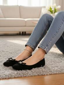 Elegantes flats de moda para mujer, diseñados para brindar elegancia, comodidad y un toque femenino a tus outfits diarios. Su diseño clásico está realzado por un delicado moño en la parte frontal, adornado con un detalle brillante que añade distinción y estilo. Fabricados en material suave, estos flats ofrecen un ajuste cómodo y ligero, ideales para llevar durante todo el día, ya sea en la oficina, una ocasión especial o para complementar un look casual con jeans o vestido. - Negro - Ver 5