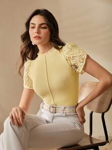 Anewsta Top tricoté jaune clair pour femmes, printemps/été. Blouse élégante à col montant, manches courtes, avec patchwork de dentelle brodée douce et élégante, coupe slim. - Jaune clair - Voir 7