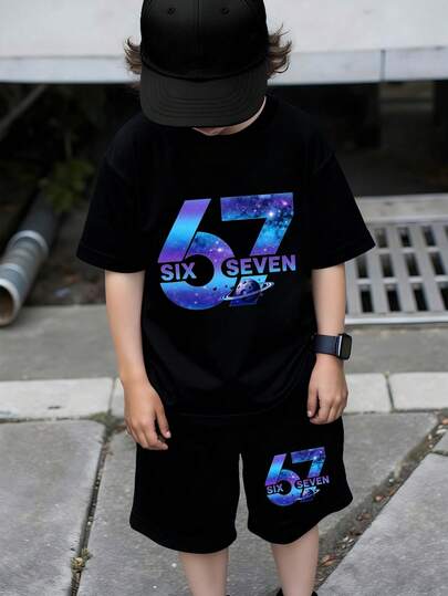 2件套男童休闲时尚创意个性化清新高端简约数字67宇宙行星图案字母标语印花休闲基础款短袖T恤和短裤套装，舒适温暖的夏秋日常男童服装