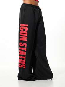 SUMWON WOMEN Quần jogger họa tiết tương phản ống rộng cỡ lớn có họa tiết ngôi sao đỏ và chữ in đậm, cạp chun, dáng rộng, mặc thường ngày, phong cách đường phố - màu đen - Xem 1