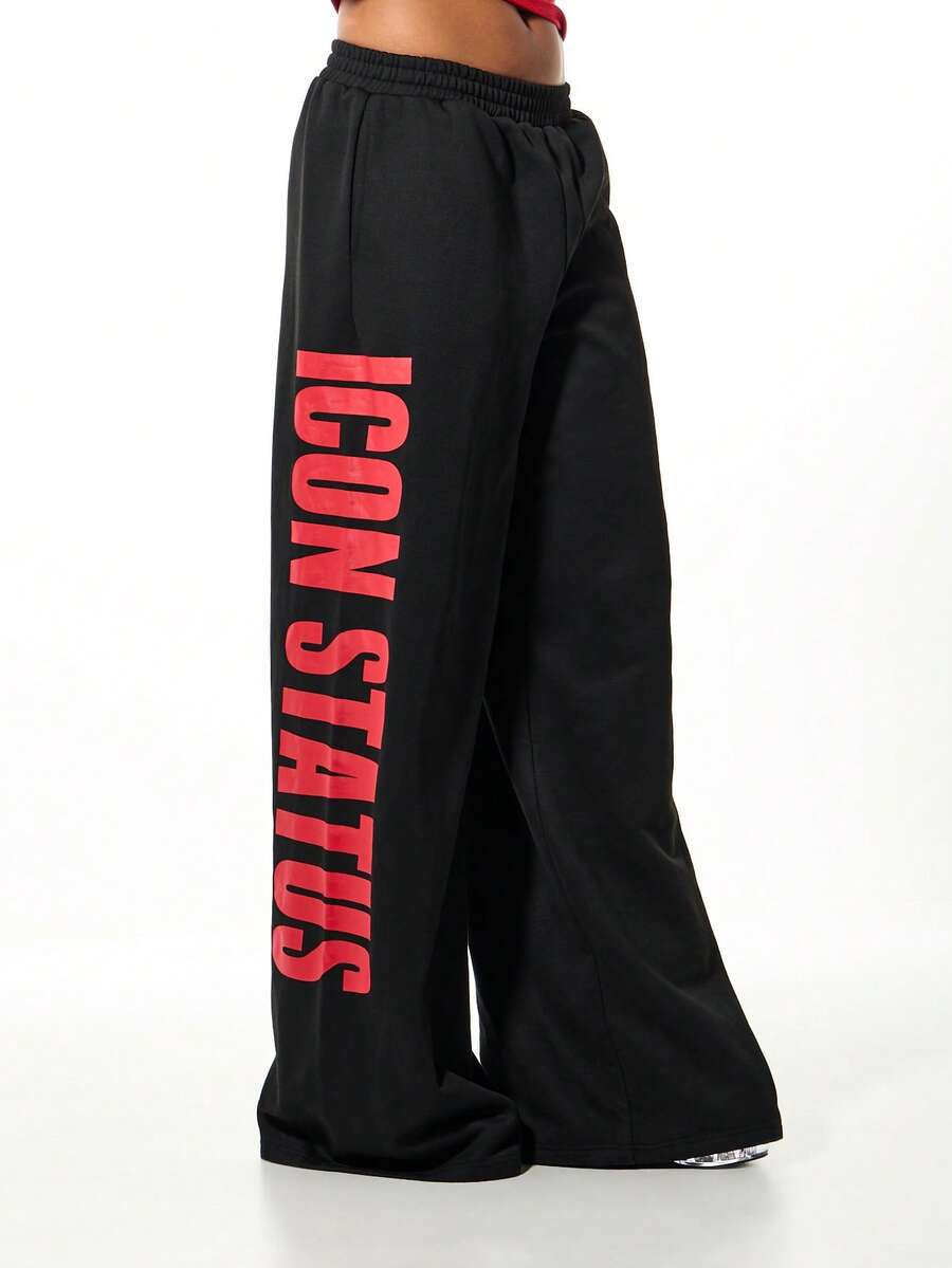 SUMWON WOMEN Quần jogger họa tiết tương phản ống rộng cỡ lớn có họa tiết ngôi sao đỏ và chữ in đậm, cạp chun, dáng rộng, mặc thường ngày, phong cách đường phố - màu đen - Xem 1