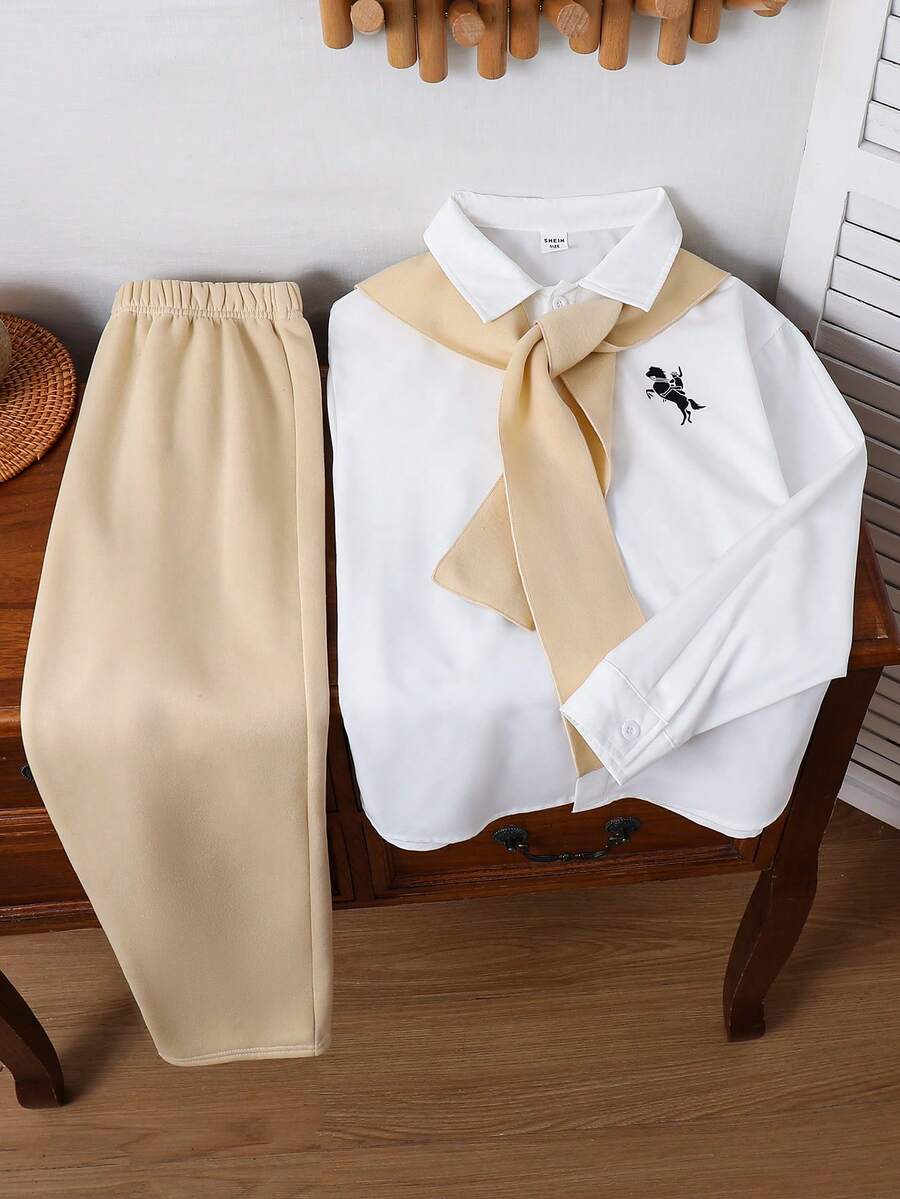 SHEIN 3件套儿童/青少年男童休闲校服套装,包括白色长袖宽松开襟衬衫、纯色直筒裤和披肩,适合学校、花园、海滩、生日等场合,春夏秋冬皆宜。 - 彩色 - 查看 1