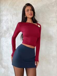 Aloruh 女士时尚金属装饰不对称领T恤，适合通勤穿着。 - 酒紅色 - 查看 8