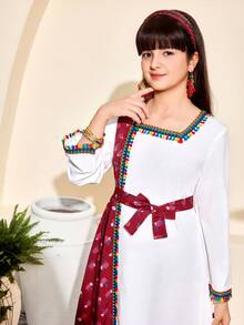 Vestido tradicional árabe para meninas, longo, em cor lisa com estampa floral, detalhe de franjas, gola quadrada, mangas compridas, acompanha cinto, ideal para férias. - Borgonha - Ver 5