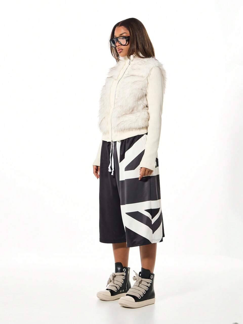 SUMWON WOMEN Oversized Color Block Drawstring Shorts
