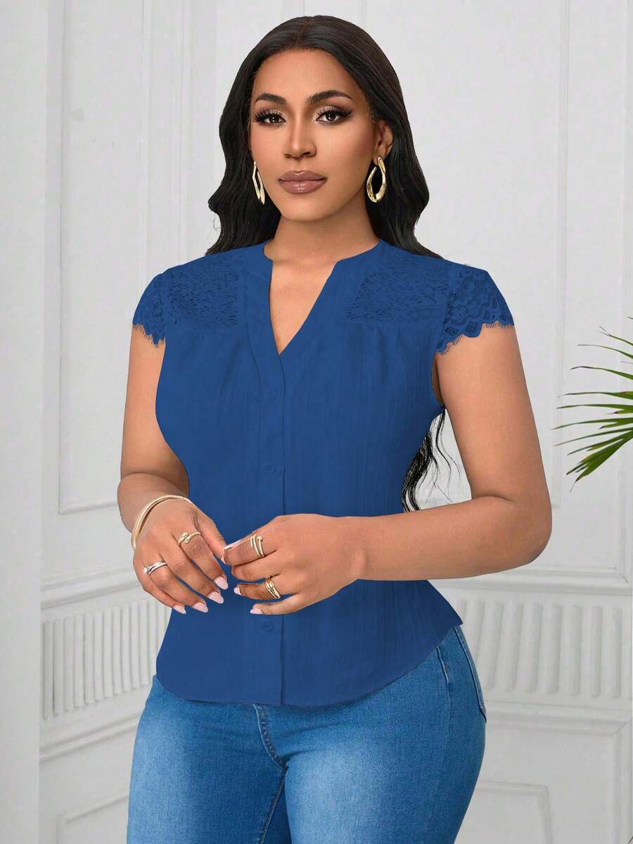 SHEIN Clasi 大码撞色蕾丝V领纹理面料衬衫 - 寶藍色 - 查看 1