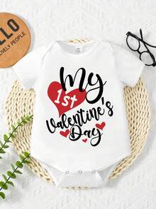 SHEIN Playful Pals 情人节男宝宝休闲时尚创意个性化清新可爱简约爱心图案字母标语印花舒适短袖连体衣，适合情人节氛围 - 白色 - 查看 4