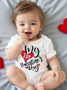 SHEIN Playful Pals 情人节男宝宝休闲时尚创意个性化清新可爱简约爱心图案字母标语印花舒适短袖连体衣，适合情人节氛围 - 白色 - 查看 3