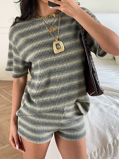 SHEIN EZwear Conjunto de camiseta de manga corta y pantalones cortos de punto a rayas para mujer de estilo casual