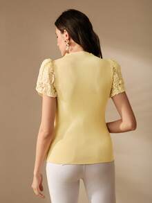 Anewsta Top tricoté jaune clair pour femmes, printemps/été. Blouse élégante à col montant, manches courtes, avec patchwork de dentelle brodée douce et élégante, coupe slim. - Jaune clair - Voir 2