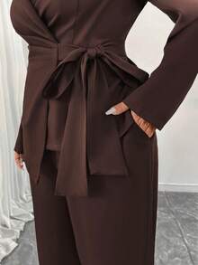 Elenzga Completo da donna taglie forti, 2 pezzi, giacca a maniche lunghe con fiocco e design asimmetrico, pantaloni a gamba ampia, elegante per fidanzata, festa di Capodanno, appuntamento, festa di Natale, pendolarismo, moda casual, marrone - Caffè Marrone - Visualizzare 3