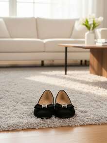 Elegantes flats de moda para mujer, diseñados para brindar elegancia, comodidad y un toque femenino a tus outfits diarios. Su diseño clásico está realzado por un delicado moño en la parte frontal, adornado con un detalle brillante que añade distinción y estilo. Fabricados en material suave, estos flats ofrecen un ajuste cómodo y ligero, ideales para llevar durante todo el día, ya sea en la oficina, una ocasión especial o para complementar un look casual con jeans o vestido. - Negro - Ver 7