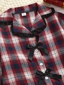 少女睡衣套装 - 两件套格子睡衣，长袖上衣带荷叶边领和黑色滚边，可爱蝴蝶结纽扣前襟，搭配同款长裤，舒适保暖，四季皆宜，适合居家休闲、节日穿着，2026 年必备礼物，适合睡衣派对、家庭合影等场合。 - 紅色 - 查看 6