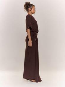 MUSERA 宽松方肩垂褶环扣细节长款连衣裙，秋季舒适可爱休闲，适合夜晚外出、约会、派对等场合。 - 巧克力棕 - 查看 4