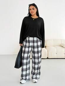 SHEIN Essnce Conjunto de dos piezas de mujer talla grande de moda casual de otoño/invierno, cómodo y suelto, básico y versátil, estilizante, con blusa de manga larga negra y pantalones anchos a cuadros, ropa de primavera, estilo sencillo - Blanco y Negro - Ver 5