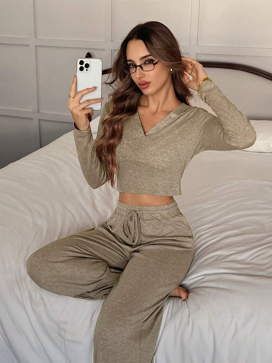 HautHeat Set pijama pentru femei, culoare solidă, cu decolteu în V, mânecă lungă, top scurt și pantaloni - Kaki - Vizualizare 1